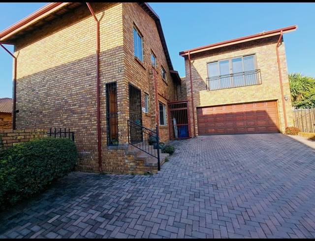 4 BEDROOM HOUSE FOR SALE IN AMBERFIELD